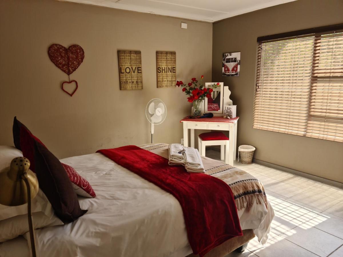 Mackenzies Accommodation อีสต์ลอนดอน ภายนอก รูปภาพ