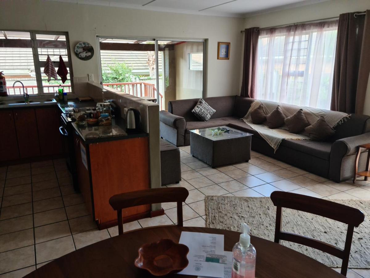 Mackenzies Accommodation อีสต์ลอนดอน ภายนอก รูปภาพ