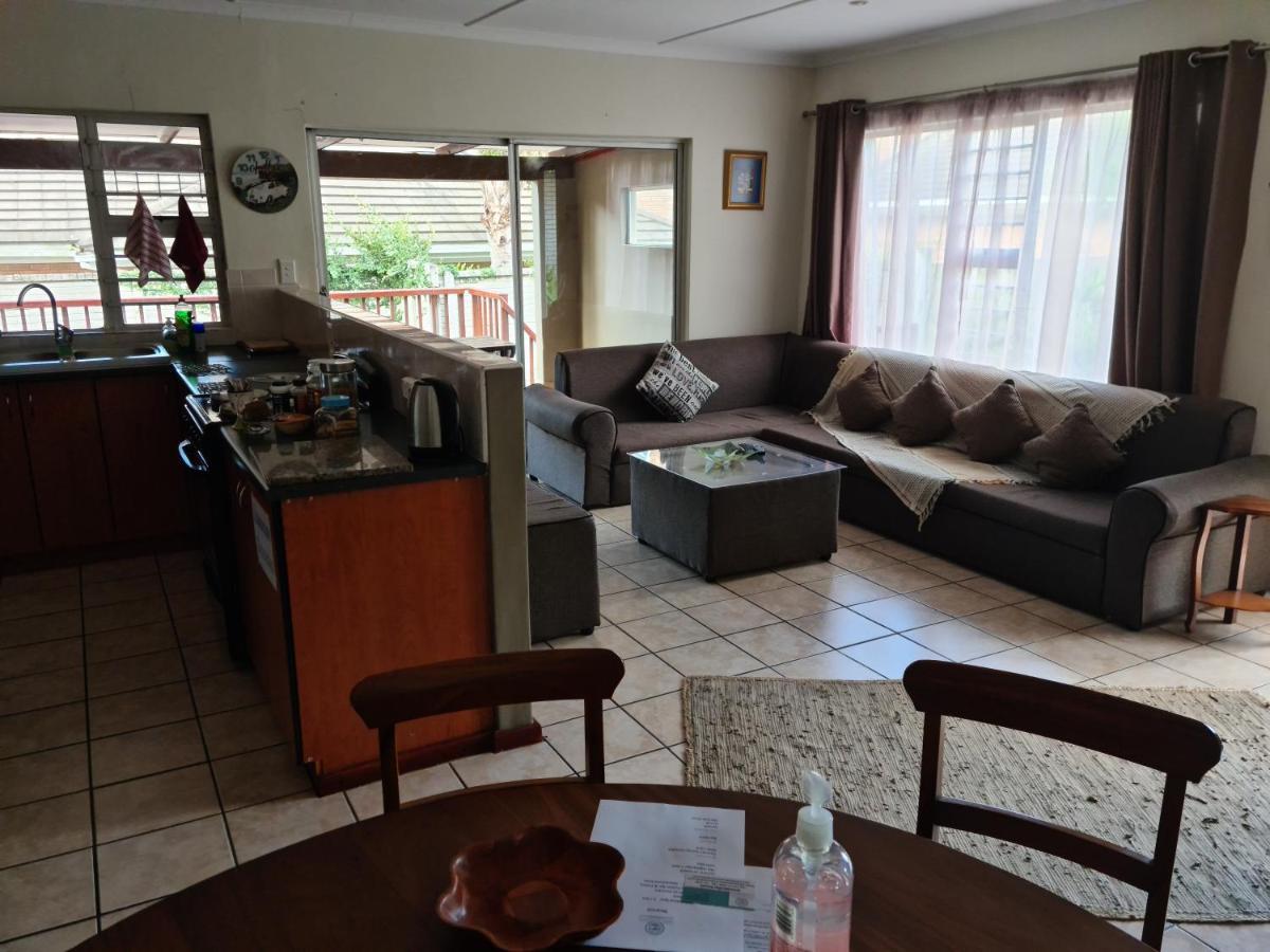 Mackenzies Accommodation อีสต์ลอนดอน ภายนอก รูปภาพ