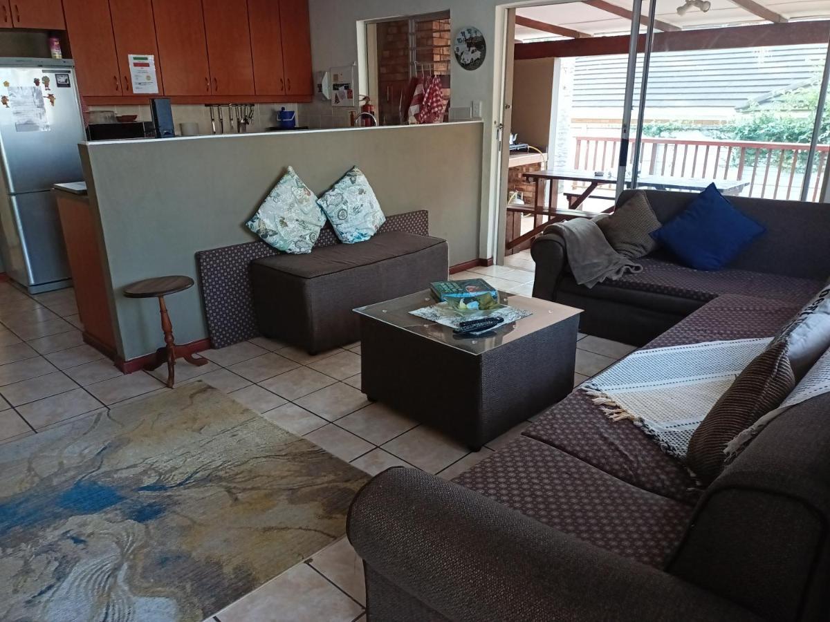 Mackenzies Accommodation อีสต์ลอนดอน ภายนอก รูปภาพ